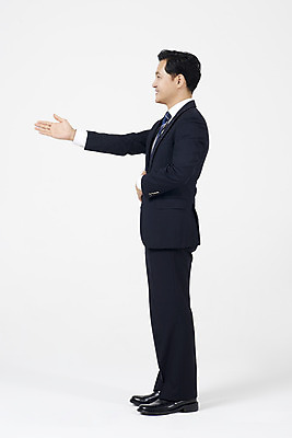 포토 JPG 스튜디오촬영 전신 남자 40대 중년 악수 실내 한명 서기 미소 누끼 정장 손짓 옆모습 거래 한국인 예절 직장인 비즈니스맨 자신감 흰배경 긍정 중년남자한명만 국내포토 직업 1 옷 감정 뷰포인트 백그라운드 컨셉 비즈니스 모션 표정 사람 동양인 성인 내부 흰색 남자한명만 중년남자만 파일형식