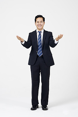 포토 JPG 스튜디오촬영 전신 남자 40대 중년 안내 실내 한명 서기 미소 누끼 정장 손짓 앞모습 한국인 직장인 비즈니스맨 자신감 흰배경 긍정 해결 중년남자한명만 국내포토 직업 1 옷 감정 뷰포인트 백그라운드 컨셉 비즈니스 모션 표정 사람 동양인 성인 내부 흰색 남자한명만 중년남자만 파일형식