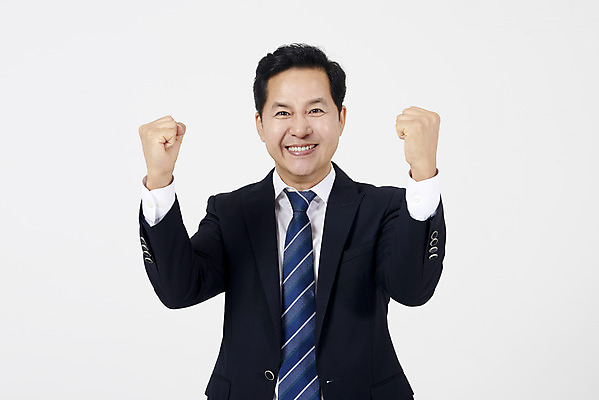 포토 JPG 스튜디오촬영 남자 40대 중년 응원 실내 한명 서기 미소 누끼 정장 상반신 앞모습 파이팅 주먹 한국인 직장인 비즈니스맨 자신감 흰배경 긍정 중년남자한명만 국내포토 직업 1 옷 감정 뷰포인트 백그라운드 컨셉 비즈니스 모션 표정 사람 동양인 성인 내부 흰색 남자한명만 중년남자만 파일형식