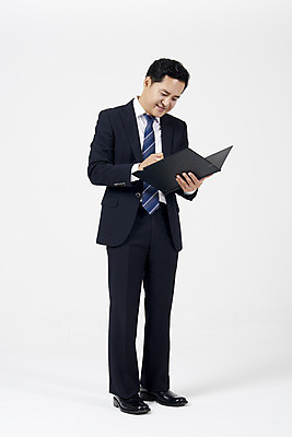 포토 JPG 스튜디오촬영 전신 남자 40대 중년 실내 한명 서기 미소 누끼 정장 앞모습 한국인 직장인 비즈니스맨 흰배경 결재 결재판 서명 중년남자한명만 국내포토 직업 1 옷 뷰포인트 백그라운드 비즈니스 모션 표정 사람 동양인 성인 내부 흰색 남자한명만 중년남자만 파일형식