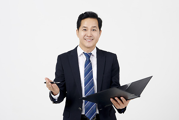 포토 JPG 스튜디오촬영 남자 40대 중년 실내 한명 서기 미소 누끼 정장 상반신 앞모습 한국인 직장인 비즈니스맨 흰배경 결재 결재판 서명 중년남자한명만 국내포토 직업 1 옷 뷰포인트 백그라운드 비즈니스 모션 표정 사람 동양인 성인 내부 흰색 남자한명만 중년남자만 파일형식