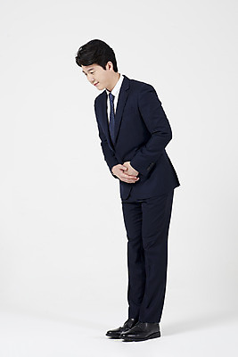 포토 JPG 스튜디오촬영 전신 남자 실내 한명 서기 누끼 정장 성인 옆모습 30대 한국인 인사 직장인 비즈니스맨 흰배경 공손 성인남자한명만 국내포토 직업 1 옷 뷰포인트 백그라운드 비즈니스 모션 사람 동양인 내부 장년 흰색 예절 남자한명만 성인남자만 파일형식
