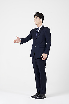 포토 JPG 스튜디오촬영 전신 남자 악수 실내 한명 서기 누끼 정장 손짓 성인 옆모습 30대 거래 한국인 예절 직장인 비즈니스맨 자신감 흰배경 긍정 성인남자한명만 국내포토 직업 1 옷 감정 뷰포인트 백그라운드 컨셉 비즈니스 모션 사람 동양인 내부 장년 흰색 남자한명만 성인남자만 파일형식