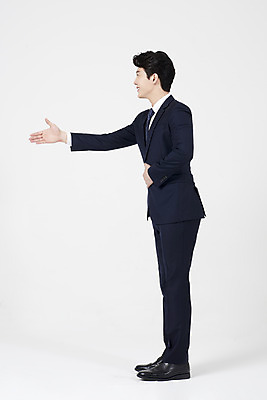 포토 JPG 스튜디오촬영 전신 남자 악수 실내 한명 서기 누끼 정장 손짓 성인 옆모습 30대 거래 한국인 예절 직장인 비즈니스맨 자신감 흰배경 긍정 성인남자한명만 국내포토 직업 1 옷 감정 뷰포인트 백그라운드 컨셉 비즈니스 모션 사람 동양인 내부 장년 흰색 남자한명만 성인남자만 파일형식