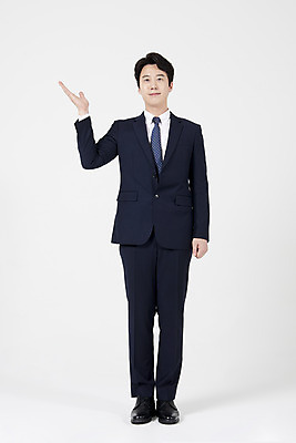 포토 JPG 스튜디오촬영 전신 남자 안내 실내 설명 한명 서기 미소 누끼 정장 손짓 성인 앞모습 30대 한국인 가리킴 직장인 비즈니스맨 자신감 흰배경 긍정 성인남자한명만 국내포토 직업 1 옷 감정 뷰포인트 백그라운드 컨셉 비즈니스 모션 표정 사람 동양인 내부 장년 흰색 남자한명만 성인남자만 파일형식