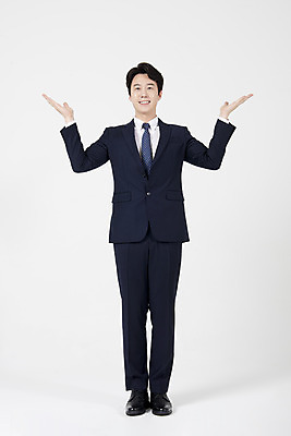 포토 JPG 스튜디오촬영 전신 남자 안내 실내 설명 한명 서기 미소 누끼 정장 손짓 성인 앞모습 30대 한국인 가리킴 직장인 비즈니스맨 자신감 흰배경 긍정 성인남자한명만 국내포토 직업 1 옷 감정 뷰포인트 백그라운드 컨셉 비즈니스 모션 표정 사람 동양인 내부 장년 흰색 남자한명만 성인남자만 파일형식