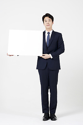 포토 JPG 스튜디오촬영 전신 배너 남자 사각프레임 실내 설명 한명 서기 미소 들기 누끼 정장 성인 앞모습 30대 한국인 직장인 비즈니스맨 흰배경 성인남자한명만 국내포토 직업 1 옷 뷰포인트 백그라운드 비즈니스 모션 프레임 표정 사람 동양인 내부 장년 사각형 흰색 남자한명만 성인남자만 파일형식