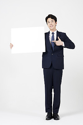 포토 JPG 스튜디오촬영 전신 배너 남자 사각프레임 실내 설명 한명 서기 미소 들기 누끼 정장 성인 앞모습 30대 한국인 가리킴 직장인 비즈니스맨 흰배경 성인남자한명만 국내포토 직업 1 옷 뷰포인트 백그라운드 비즈니스 모션 프레임 표정 사람 동양인 손짓 내부 장년 사각형 흰색 남자한명만 성인남자만 파일형식