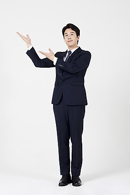 포토 JPG 스튜디오촬영 전신 남자 안내 실내 설명 한명 서기 미소 누끼 정장 손짓 성인 앞모습 30대 한국인 가리킴 직장인 비즈니스맨 자신감 흰배경 긍정 성인남자한명만 국내포토 직업 1 옷 감정 뷰포인트 백그라운드 컨셉 비즈니스 모션 표정 사람 동양인 내부 장년 흰색 남자한명만 성인남자만 파일형식