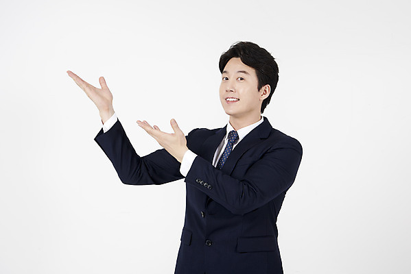 포토 JPG 스튜디오촬영 남자 안내 실내 설명 한명 서기 미소 누끼 정장 손짓 상반신 성인 앞모습 30대 한국인 가리킴 직장인 비즈니스맨 자신감 흰배경 긍정 성인남자한명만 국내포토 직업 1 옷 감정 뷰포인트 백그라운드 컨셉 비즈니스 모션 표정 사람 동양인 내부 장년 흰색 남자한명만 성인남자만 파일형식