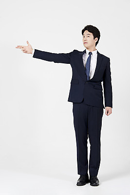 포토 JPG 스튜디오촬영 전신 남자 실내 한명 서기 누끼 정장 손짓 성인 앞모습 30대 한국인 직장인 비즈니스맨 흰배경 권총모양 성인남자한명만 국내포토 직업 1 옷 뷰포인트 백그라운드 비즈니스 모션 사람 동양인 내부 장년 흰색 남자한명만 성인남자만 파일형식