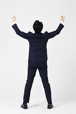포토 JPG 스튜디오촬영 전신 남자 응원 성공 실내 한명 서기 누끼 정장 성인 뒷모습 30대 파이팅 외침 주먹 만세 한국인 자유 직장인 비즈니스맨 자신감 흰배경 격려 성인남자한명만 국내포토 직업 1 옷 감정 뷰포인트 백그라운드 컨셉 비즈니스 모션 사람 동양인 내부 장년 소리 흰색 남자한명만 성인남자만 파일형식