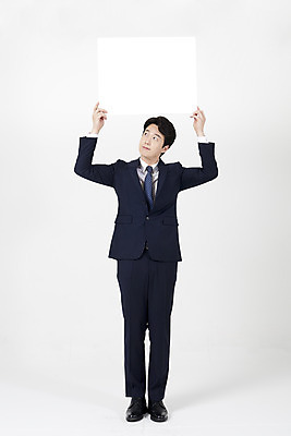 포토 JPG 스튜디오촬영 전신 배너 남자 사각프레임 실내 설명 한명 서기 미소 들기 누끼 정장 성인 앞모습 30대 한국인 올려보기 직장인 비즈니스맨 흰배경 성인남자한명만 국내포토 직업 1 옷 뷰포인트 백그라운드 비즈니스 모션 프레임 표정 사람 동양인 내부 장년 사각형 흰색 남자한명만 성인남자만 파일형식
