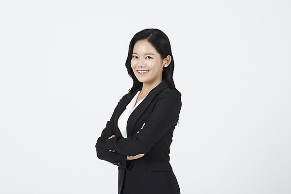 포토 JPG 스튜디오촬영 여자 실내 한명 서기 미소 누끼 정장 상반신 20대 성인 옆모습 팔짱 한국인 직장인 비즈니스우먼 자신감 흰배경 성인여자한명만 국내포토 직업 1 옷 감정 뷰포인트 백그라운드 비즈니스 모션 표정 사람 동양인 청년 내부 흰색 여자한명만 성인여자만 파일형식