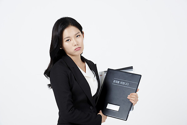 포토 JPG 스튜디오촬영 여자 스트레스 실내 피곤 한명 서기 누끼 정장 상반신 20대 성인 옆모습 한국인 업무 직장인 비즈니스우먼 흰배경 결재판 힘듦 성인여자한명만 국내포토 직업 1 옷 뷰포인트 백그라운드 컨셉 비즈니스 모션 사람 동양인 청년 내부 흰색 작업 결재 여자한명만 성인여자만 파일형식