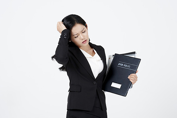 포토 JPG 스튜디오촬영 여자 스트레스 실내 피곤 한명 서기 누끼 정장 상반신 20대 성인 앞모습 한국인 업무 직장인 비즈니스우먼 흰배경 두통 결재판 힘듦 성인여자한명만 국내포토 직업 1 옷 뷰포인트 백그라운드 컨셉 비즈니스 모션 사람 동양인 청년 내부 흰색 작업 질병 결재 여자한명만 성인여자만 파일형식