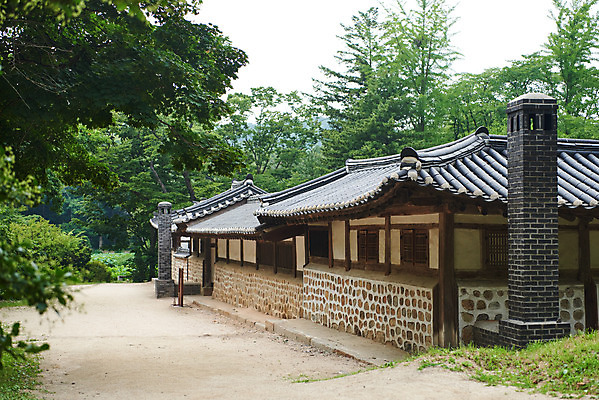 포토 JPG 주간 나무 한국전통 여행 유적지 풍경 사람없음 야외 여름 관광지 세계문화유산 문화재 역사 한국사 조선시대 왕릉 재실 조선왕릉 김포장릉 인헌왕후 원종 국내포토 자연요소 식물 전통 계절 고건축 한국 왕 김포 파일형식 왕후