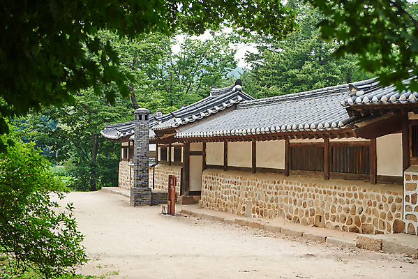 포토 JPG 주간 한국전통 여행 유적지 풍경 사람없음 야외 여름 관광지 세계문화유산 문화재 역사 한국사 조선시대 왕릉 재실 조선왕릉 김포장릉 인헌왕후 원종 국내포토 자연요소 전통 계절 고건축 한국 왕 김포 파일형식 왕후