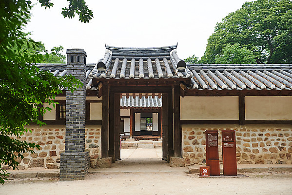 포토 JPG 주간 나무 한국전통 여행 유적지 풍경 사람없음 야외 여름 관광지 세계문화유산 문화재 역사 한국사 조선시대 왕릉 재실 조선왕릉 김포장릉 인헌왕후 원종 국내포토 자연요소 식물 전통 계절 고건축 한국 왕 김포 파일형식 왕후