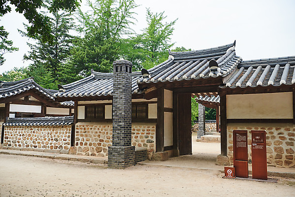 포토 JPG 주간 나무 한국전통 여행 유적지 풍경 사람없음 야외 여름 관광지 세계문화유산 문화재 역사 한국사 조선시대 왕릉 재실 조선왕릉 김포장릉 인헌왕후 원종 국내포토 자연요소 식물 전통 계절 고건축 한국 왕 김포 파일형식 왕후