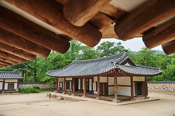 포토 JPG 주간 한국전통 여행 유적지 지붕 풍경 사람없음 야외 여름 관광지 세계문화유산 문화재 역사 한국사 조선시대 왕릉 재실 조선왕릉 김포장릉 인헌왕후 원종 국내포토 자연요소 전통 계절 고건축 한국 왕 김포 파일형식 왕후