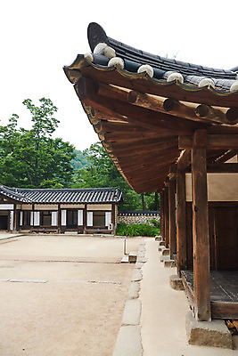 포토 JPG 주간 한국전통 여행 유적지 지붕 풍경 사람없음 야외 여름 관광지 세계문화유산 문화재 역사 한국사 조선시대 왕릉 재실 조선왕릉 김포장릉 인헌왕후 원종 국내포토 자연요소 전통 계절 고건축 한국 왕 김포 파일형식 왕후