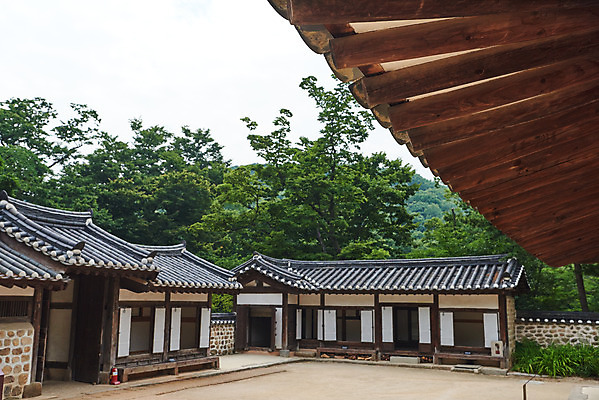 포토 JPG 주간 나무 한국전통 여행 유적지 지붕 풍경 사람없음 야외 여름 관광지 세계문화유산 문화재 역사 한국사 조선시대 왕릉 재실 조선왕릉 김포장릉 인헌왕후 원종 국내포토 자연요소 식물 전통 계절 고건축 한국 왕 김포 파일형식 왕후