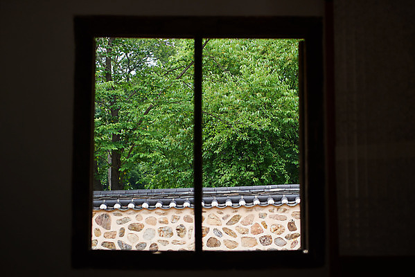 포토 JPG 주간 나무 한국전통 여행 창문 유적지 풍경 사람없음 야외 여름 관광지 세계문화유산 문화재 역사 한국사 조선시대 왕릉 재실 조선왕릉 기와담장 김포장릉 인헌왕후 원종 국내포토 자연요소 식물 전통 계절 고건축 한국 기와 담장 왕 김포 파일형식 왕후