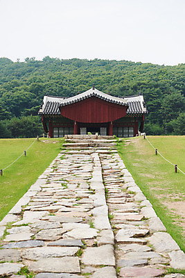포토 JPG 주간 한국전통 여행 유적지 풍경 사람없음 야외 여름 관광지 세계문화유산 문화재 역사 한국사 조선시대 어로 왕릉 정자각 조선왕릉 김포장릉 인헌왕후 원종 신로 국내포토 자연요소 전통 계절 고건축 한국 왕 김포 파일형식 왕후 향어로