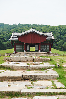포토 JPG 주간 한국전통 여행 유적지 풍경 사람없음 야외 여름 관광지 세계문화유산 문화재 역사 한국사 조선시대 어로 왕릉 정자각 조선왕릉 김포장릉 인헌왕후 원종 신로 국내포토 자연요소 전통 계절 고건축 한국 왕 김포 파일형식 왕후 향어로