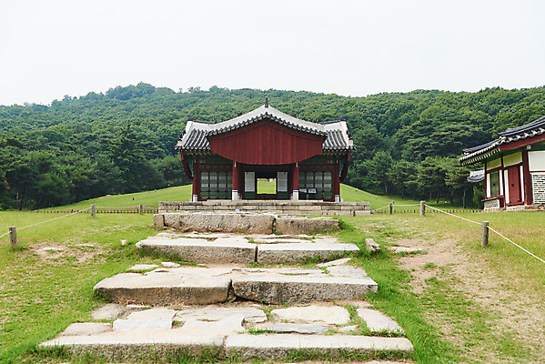 포토 JPG 주간 한국전통 여행 유적지 풍경 사람없음 야외 여름 관광지 세계문화유산 문화재 역사 한국사 조선시대 어로 왕릉 정자각 조선왕릉 김포장릉 인헌왕후 원종 신로 국내포토 자연요소 전통 계절 고건축 한국 왕 김포 파일형식 왕후 향어로