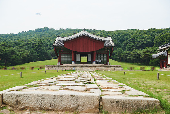 포토 JPG 주간 한국전통 여행 유적지 풍경 사람없음 야외 여름 관광지 세계문화유산 문화재 역사 한국사 조선시대 어로 왕릉 정자각 조선왕릉 김포장릉 인헌왕후 원종 신로 국내포토 자연요소 전통 계절 고건축 한국 왕 김포 파일형식 왕후 향어로