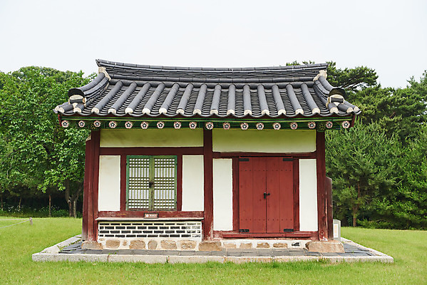 포토 JPG 주간 한국전통 여행 유적지 풍경 사람없음 야외 여름 관광지 세계문화유산 문화재 역사 한국사 조선시대 왕릉 조선왕릉 수복방 김포장릉 인헌왕후 원종 국내포토 자연요소 전통 계절 고건축 한국 왕 김포 파일형식 왕후