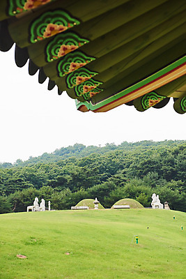 포토 JPG 주간 한국전통 여행 유적지 지붕 단청문양 풍경 사람없음 야외 여름 관광지 세계문화유산 문화재 역사 한국사 조선시대 왕릉 조선왕릉 능침 김포장릉 인헌왕후 원종 국내포토 자연요소 전통 문양 계절 고건축 한국 왕 단청 김포 파일형식 왕후