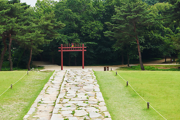 포토 JPG 주간 한국전통 여행 유적지 풍경 사람없음 야외 여름 관광지 세계문화유산 문화재 역사 한국사 조선시대 어로 왕릉 조선왕릉 홍살문 김포장릉 인헌왕후 원종 신로 국내포토 자연요소 전통 계절 고건축 한국 왕 전통문 김포 파일형식 왕후 향어로