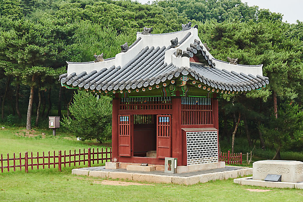 포토 JPG 주간 한국전통 여행 유적지 풍경 사람없음 야외 여름 관광지 세계문화유산 문화재 역사 한국사 조선시대 비각 왕릉 조선왕릉 김포장릉 인헌왕후 원종 국내포토 자연요소 전통 계절 고건축 한국 왕 김포 파일형식 왕후