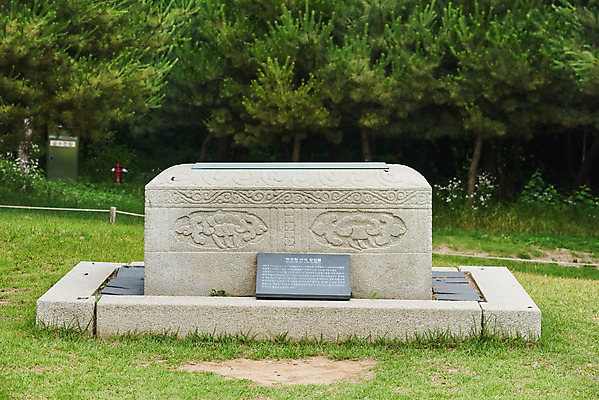 포토 JPG 주간 한국전통 여행 유적지 풍경 사람없음 야외 여름 관광지 세계문화유산 문화재 역사 한국사 비석 조선시대 받침대 왕릉 조선왕릉 김포장릉 인헌왕후 원종 국내포토 자연요소 전통 계절 고건축 한국 왕 김포 파일형식 왕후