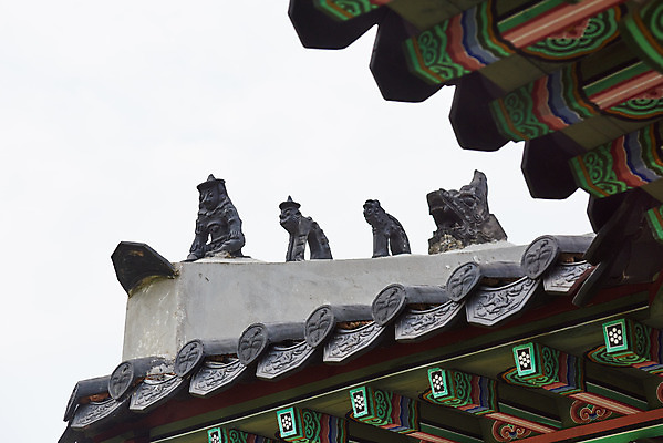포토 JPG 주간 한국전통 로우앵글 여행 유적지 풍경 사람없음 야외 여름 관광지 세계문화유산 문화재 역사 한국사 조선시대 기와지붕 왕릉 잡상 조선왕릉 김포장릉 인헌왕후 원종 국내포토 자연요소 전통 계절 뷰포인트 고건축 지붕 한국 기와 왕 김포 파일형식 왕후