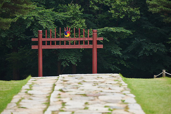 포토 JPG 주간 한국전통 여행 유적지 풍경 사람없음 야외 여름 관광지 세계문화유산 문화재 역사 한국사 조선시대 어로 왕릉 조선왕릉 홍살문 김포장릉 인헌왕후 원종 신로 국내포토 자연요소 전통 계절 고건축 한국 왕 전통문 김포 파일형식 왕후 향어로