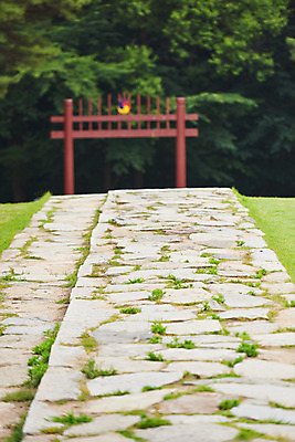 포토 JPG 주간 한국전통 여행 유적지 풍경 사람없음 야외 여름 관광지 세계문화유산 문화재 역사 한국사 조선시대 어로 왕릉 조선왕릉 홍살문 김포장릉 인헌왕후 원종 신로 국내포토 자연요소 전통 계절 고건축 한국 왕 전통문 김포 파일형식 왕후 향어로