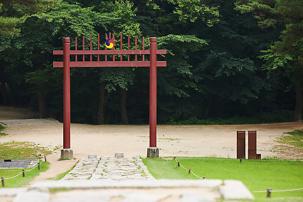 포토 JPG 주간 한국전통 여행 유적지 풍경 사람없음 야외 여름 관광지 세계문화유산 문화재 역사 한국사 조선시대 어로 왕릉 조선왕릉 홍살문 김포장릉 인헌왕후 원종 신로 국내포토 자연요소 전통 계절 고건축 한국 왕 전통문 김포 파일형식 왕후 향어로