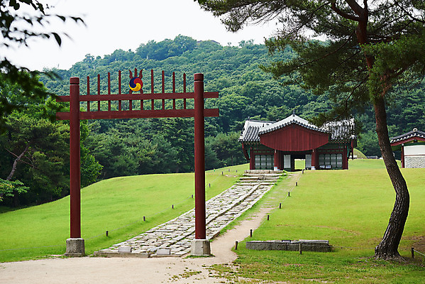 포토 JPG 주간 한국전통 여행 유적지 풍경 사람없음 야외 여름 관광지 세계문화유산 문화재 역사 한국사 조선시대 어로 왕릉 정자각 조선왕릉 홍살문 김포장릉 인헌왕후 원종 신로 국내포토 자연요소 전통 계절 고건축 한국 왕 전통문 김포 파일형식 왕후 향어로