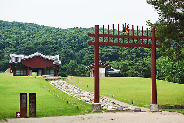 포토 JPG 주간 한국전통 여행 유적지 풍경 사람없음 야외 여름 관광지 세계문화유산 문화재 역사 한국사 조선시대 어로 왕릉 정자각 조선왕릉 홍살문 김포장릉 인헌왕후 원종 신로 국내포토 자연요소 전통 계절 고건축 한국 왕 전통문 김포 파일형식 왕후 향어로