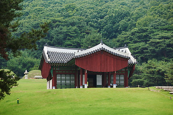 포토 JPG 주간 한국전통 여행 유적지 풍경 사람없음 야외 여름 관광지 세계문화유산 문화재 역사 한국사 조선시대 왕릉 정자각 조선왕릉 김포장릉 인헌왕후 원종 국내포토 자연요소 전통 계절 고건축 한국 왕 김포 파일형식 왕후