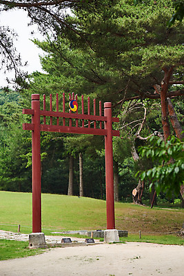 포토 JPG 주간 한국전통 여행 유적지 풍경 사람없음 야외 여름 관광지 세계문화유산 문화재 역사 한국사 조선시대 왕릉 조선왕릉 홍살문 김포장릉 인헌왕후 원종 국내포토 자연요소 전통 계절 고건축 한국 왕 전통문 김포 파일형식 왕후