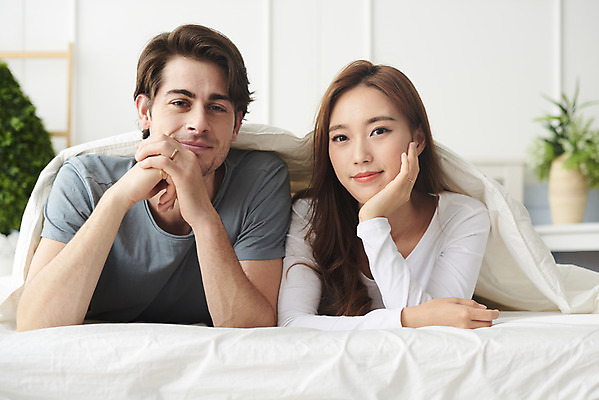 포토 JPG 서양인 외국인 부부 커플 여자 남자 행복 엎드리기 실내 사랑 미소 사람 상반신 20대 성인 두명 앞모습 30대 턱괴기 화목 다정 침실 한국인 침대 다문화 국제결혼 부부라이프 성인만 국제커플 국내포토 라이프스타일 감정 뷰포인트 가구 결혼 컨셉 관계 모션 표정 동양인 인종 청년 내부 장년 사회이슈 파일형식