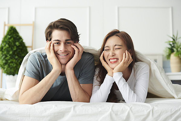 포토 JPG 서양인 외국인 부부 커플 여자 남자 행복 엎드리기 실내 사랑 미소 사람 상반신 20대 성인 두명 앞모습 30대 턱괴기 화목 다정 침실 한국인 침대 다문화 국제결혼 애교 부부라이프 성인만 국제커플 국내포토 라이프스타일 감정 뷰포인트 가구 결혼 컨셉 관계 모션 표정 동양인 인종 청년 내부 장년 사회이슈 파일형식