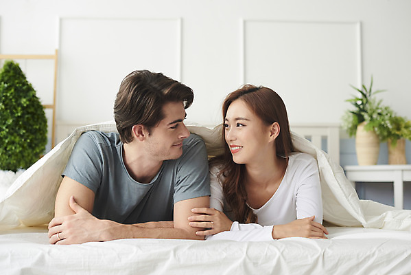 포토 JPG 서양인 외국인 부부 커플 여자 남자 행복 엎드리기 실내 사랑 미소 사람 상반신 20대 성인 두명 앞모습 30대 마주보기 화목 다정 침실 한국인 침대 다문화 국제결혼 부부라이프 성인만 국제커플 국내포토 라이프스타일 감정 뷰포인트 가구 결혼 컨셉 관계 모션 표정 동양인 인종 청년 내부 장년 사회이슈 파일형식