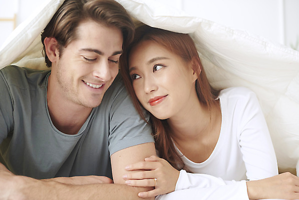 포토 JPG 서양인 외국인 부부 커플 여자 남자 행복 엎드리기 실내 사랑 미소 사람 상반신 20대 성인 두명 앞모습 30대 화목 다정 침실 이불 한국인 침대 다문화 국제결혼 부부라이프 성인만 국제커플 국내포토 라이프스타일 감정 뷰포인트 가구 결혼 컨셉 관계 침구 모션 표정 동양인 인종 청년 내부 장년 사회이슈 파일형식