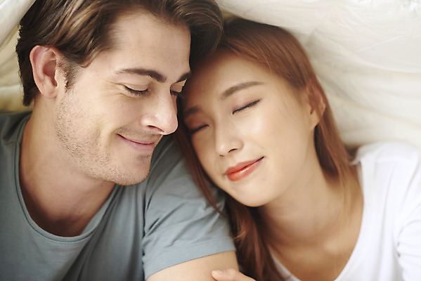 포토 JPG 서양인 외국인 부부 커플 여자 남자 행복 엎드리기 실내 사랑 미소 사람 상반신 20대 성인 두명 앞모습 30대 눈감음 기댐 화목 다정 침실 이불 한국인 침대 다문화 국제결혼 부부라이프 성인만 국제커플 국내포토 라이프스타일 감정 뷰포인트 가구 결혼 컨셉 관계 침구 모션 표정 동양인 인종 청년 내부 장년 사회이슈 파일형식